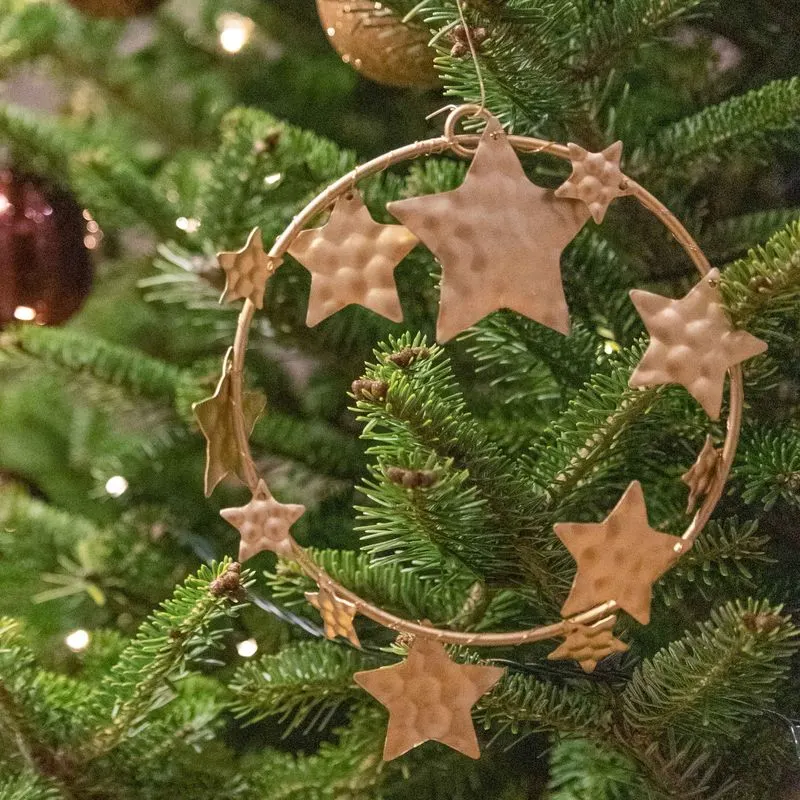 Gouden sterrenkrans in de kerstboom