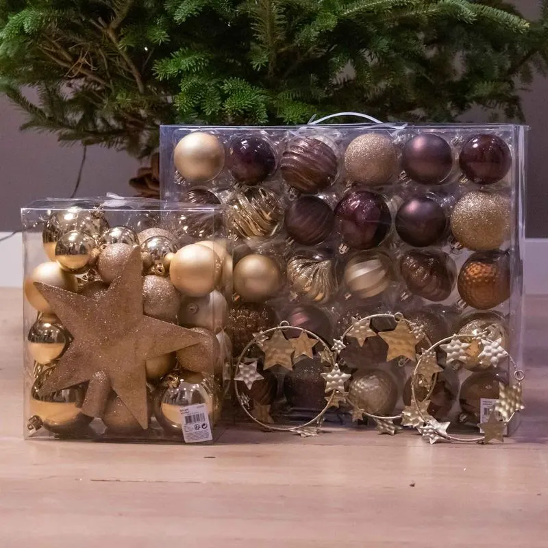 Doos met kerstballen uit het versierpakket chique