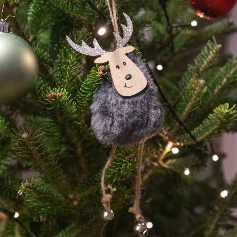Rendier van vilt in de kerstboom