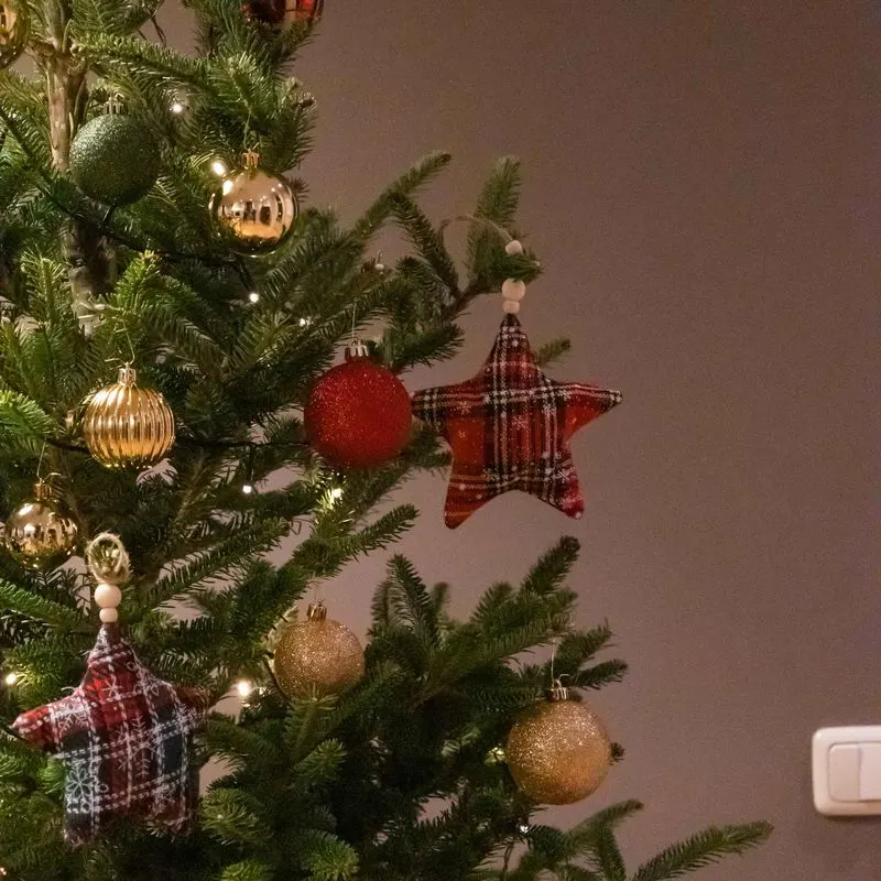 Kerstboom met rode en gouden versiering