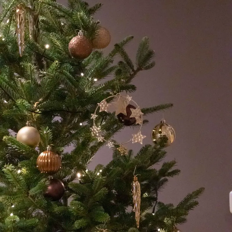 Kerstboom met gouden en bronzen versiering