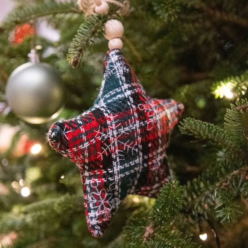 Geruite stoffen ster in de kerstboom