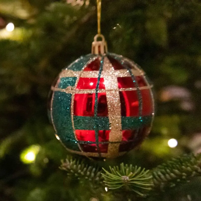 Geruite rode en groene kerstbal