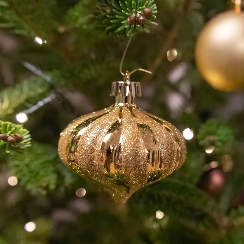 Gouden kerstbal met glas uiterlijk