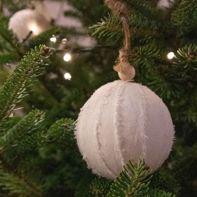 Witte stoffen kerstbal
