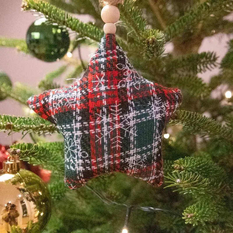 Geruite stoffen ster in de kerstboom