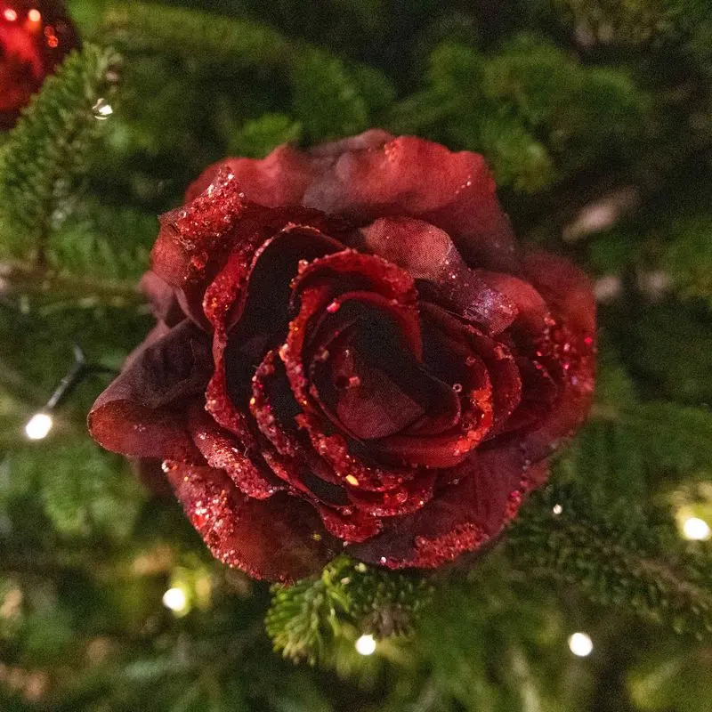 Rode glitterroos in de kerstboom